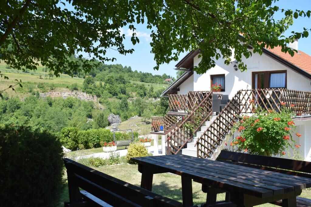 Garden and terrace of Rooms Ruza with views over the valley